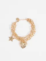 Pulsera de triple cadena dorada con dijes colgantes en forma de estrella y corazón. El dije de corazón presenta una superficie texturizada, mientras que la estrella cuenta con un diseño grabado. Posee cierre de mosquetón con cadena de alargue.