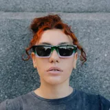 Lentes de sol unisex con montura rectangular gruesa con estampado carey y lentes marrones.