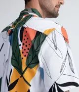 Camisa de manga corta con estampado de follaje multicolor. Fabricada con una mezcla de lino y algodón.