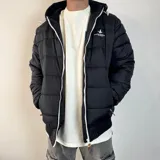 Campera puffer negra con capucha, cierre frontal blanco y logo de la marca Santa Barbara bordado en el pecho.