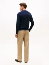 Sweater Tommy Hilfiger de punto texturizado color azul marino, con cuello redondo y mangas largas. Presenta detalles de punto canalé en el cuello, los puños y el bajo, además de un pequeño logo bordado en el pecho.