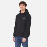 Buzo hoodie negro con cordones blancos y estampado en el pecho.