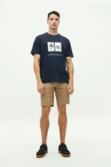 Bermuda de gabardina color gris con logo bordado, bolsillos laterales y traseros, cierre con cremallera y pasacintos.