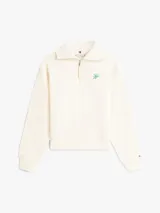 Sweater de felpa color blanco marfil, con cuello alto y cierre frontal de media cremallera. Presenta mangas largas con puños y dobladillo acanalados, y un pequeño logo script bordado en verde en el pecho.