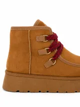 Bota corta de gamuza sintética color marrón chocolate, con plataforma chunky de goma y sistema de cordones trenzados con ganchos metálicos.