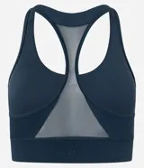 Top deportivo color azul oscuro, con diseño nadador en la espalda, copas removibles y recortes estratégicos de tela respirable en el frente. Confeccionado en microfibra ligera y elástica, ofrece sujeción moderada.