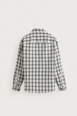 Camisa relaxed fit confeccionada en tejido de mezcla de algodón con textura irregular, diseño a cuadros en tonos gris, marrón y blanco, con cuello solapa, manga larga con puño abotonado, bolsillo de parche en el pecho y cierre frontal con botones.