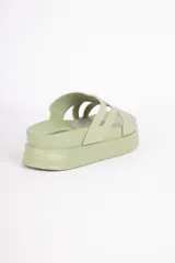 Sandalias negras con plataforma y tiras anchas cruzadas.