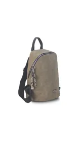 Mochila de símil cuero color negro, con asa de mano superior y correas regulables para llevar al hombro. Presenta cierre principal curvo en la parte superior y un bolsillo oculto en la espalda. Incluye llaveros colgantes decorativos en el tirador del cierre principal.