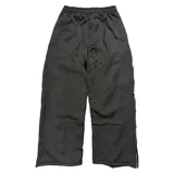 Pantalón de jogging negro con efecto lavado, corte holgado y cierres laterales verticales que permiten ajustar la silueta de wide a straight fit. Cuenta con cintura elástica con cordón ajustable.