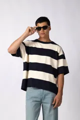 Remera tejida de manga corta con diseño de rayas horizontales anchas en color bordó y crema, de corte relajado y cuello redondo.
