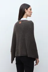 Capa color chocolate con cuello alto, botones decorativos en el hombro y ribete beige en los bordes.