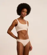 Bombacha tipo bikini de la marca Lov, confeccionada en tejido seamless de poliamida y elastano. Presenta un diseño básico y minimalista, ideal para el uso diario por su comodidad y suavidad al tacto.