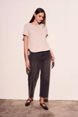 Remera color crudo de algodón peinado, de corte recto y mangas cortas. Presenta cuello redondo con detalle de cadena metálica dorada.