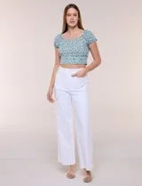 Jean wide leg de tiro alto color blanco, con bolsillos delanteros y traseros, pretina con pasadores, botón y cierre.