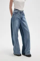 Pantalon de jean de corte ancho y tiro alto, color gris oscuro con efecto lavado.