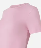 Blusa básica de manga corta y cuello redondo, confeccionada en viscosa texturizada de canalé con elastano y detalle de terminación ondulada en el bajo.