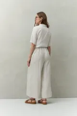 Pantalón Alessio de corte amplio y silueta recta, confeccionado en mezcla de lino y viscosa. Cuenta con diseño de tiro medio y cintura cómoda.