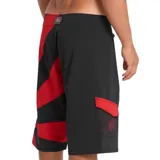 Short de baño Billabong modelo A.I. Rising Sun Pro de la colección Billabong x Andy Irons. Diseño en color negro con un llamativo estampado de rayos en rojo en una de las piernas y cordón ajustable en la cintura.