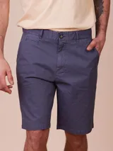 Bermuda de gabardina color azul piedra, con bolsillos laterales y traseros.