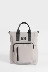 Mochila urban lifestyle color gris, confeccionada en nylon, con asas superiores y detalles en negro. Cuenta con un compartimento principal, bolsillo frontal con cierre vertical y etiqueta de la marca.