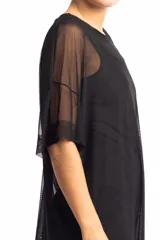 Remerón de tul con estampado tie-dye en tonos fucsia, violeta y negro.