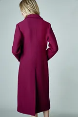 Abrigo Zara de corte entallado confeccionado en mezcla de lana. Presenta cuello con solapas de muesca, hombreras, bolsillos delanteros con solapa y cierre frontal cruzado con doble botonadura. Incluye forro interior a contraste.