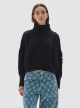 Jean de algodón, color azul claro con estampado cuadrillé en tonos de azul más claro y blanco. De corte ancho y relajado en cadera y muslo, con pierna que se estrecha ligeramente hacia el tobillo.