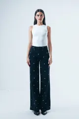 Jean modelo Clong de tiro medio y corte wide leg, en color negro con efecto gastado.
