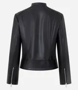 Campera biker de poliuretano color verde oliva, con cierre frontal asimétrico, bolsillos laterales con cremallera y detalle capitoneado en los hombros.
