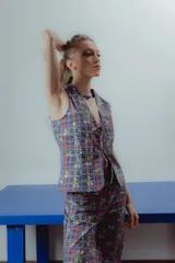 Pantalón de gabardina elastizada con estampado a cuadros y flores, corte recto y tiro alto.