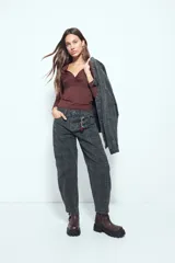 Top de manga larga color negro con escote en V y detalle de frunce central. Presenta un corte entallado que se adapta a la figura.