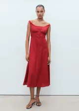 Vestido midi de tejido mezcla de lino y lyocell, color rojo, con cuello barco, tirantes anchos y cierre frontal de botones. Presenta un diseño evasé y detalle de lazo en la parte posterior.
