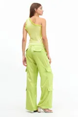 Pantalón cargo color coral de satén, de tiro medio con múltiples bolsillos y calce holgado.