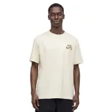 Remera Nike SB de manga corta en color beige, con cuello redondo y el logo de la marca estampado en verde en el lado izquierdo del pecho.