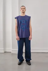 Pantalón de jean gris oscuro, corte amplio y tiro alto.