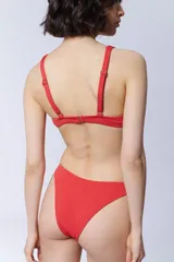 Bombacha de bikini roja con textura.