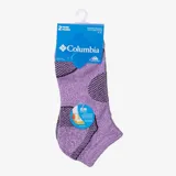 Pack de dos pares de medias deportivas Columbia de corte bajo, en color violeta con detalles en gris oscuro. Cuentan con tecnología de amortiguación Balance Point para distribución de peso y soporte de arco.