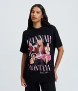 Remera de algodón color negro con cuello redondo y mangas cortas. Presenta una estampa frontal con múltiples imágenes de Hannah Montana y tipografía en tonos rosados.