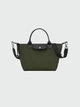 Cartera de mano modelo Le Pliage Energy de Longchamp, tamaño pequeño. Confeccionada en lona de color bordó con detalles en cuero negro, incluyendo solapa frontal con cierre de botón a presión y asas cortas. Incluye correa de hombro ajustable y extraíble de tejido técnico negro.