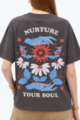 Remera blanca de manga corta, cuello redondo a la base y diseño holgado, confeccionada en algodón.