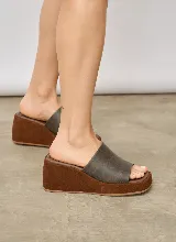 Sandalia zueco de plataforma alta y diseño minimalista, con capellada de tira ancha y base revestida.