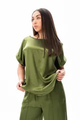 Blusa verde oliva de viscosa, con escote redondo y mangas cortas con dobladillo.