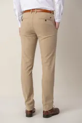 Pantalón de vestir color beige, corte slim fit, confeccionado en tencel.