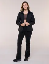 Campera rompevientos deportiva Michael Kors, de color negro, silueta semi entallada y corte a la cadera. Confeccionada en tela técnica liviana, impermeable y elastizada, cuenta con cuello alto, cierre frontal completo termosellado y bolsillos laterales verticales con cierre.