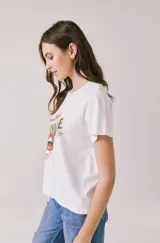 Remera blanca de algodón con estampa frontal inspirada en la banda Blondie, que incluye una estrella, el texto 'Live in Concert' y un diseño de labios.