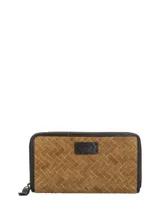 Billetera Rockford de color marrón, con diseño exterior trenzado en suede natural, cierre perimetral y detalles en cuero oscuro con placa grabada de la marca.