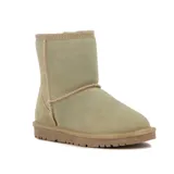Pantubota de caña alta confeccionada en cuero gamuzado color kaki, resistente al agua, con costuras expuestas y suela de goma ranurada.