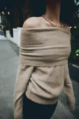 Jersey de punto confeccionado en hilatura con lana, con diseño de hombros descubiertos, escote recto acabado en vuelta y manga larga.