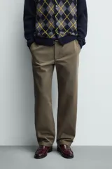 Pantalón de corte recto confeccionado en tejido compacto de algodón con estructura twill. Presenta cierre frontal con cremallera y botón, bolsillos laterales y bolsillos traseros de vivo con botón.